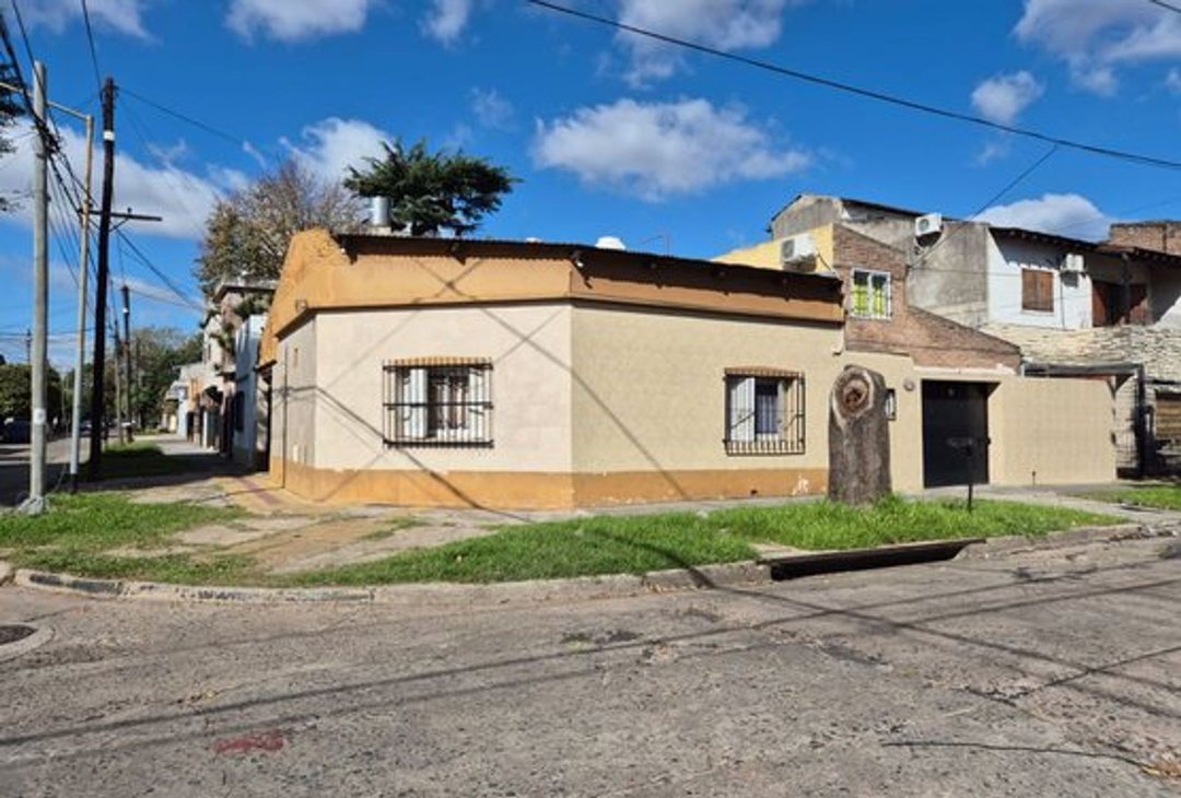 CASA EN VENTA JOSE L. SUAREZ PILETA Y PARRILLA