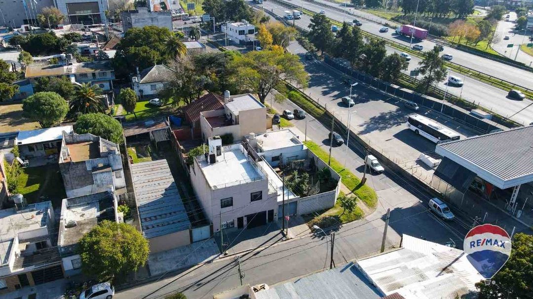 CASA DE 6 AMBIENTES EN VENTA EN CASTELAR