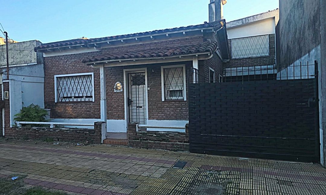 VENTA- CASA 3 AMB CON DEPTO 2AMB.- MORON