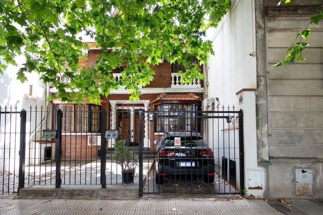 Venta Triplex, 6 amb, jardin, cochera, quincho.