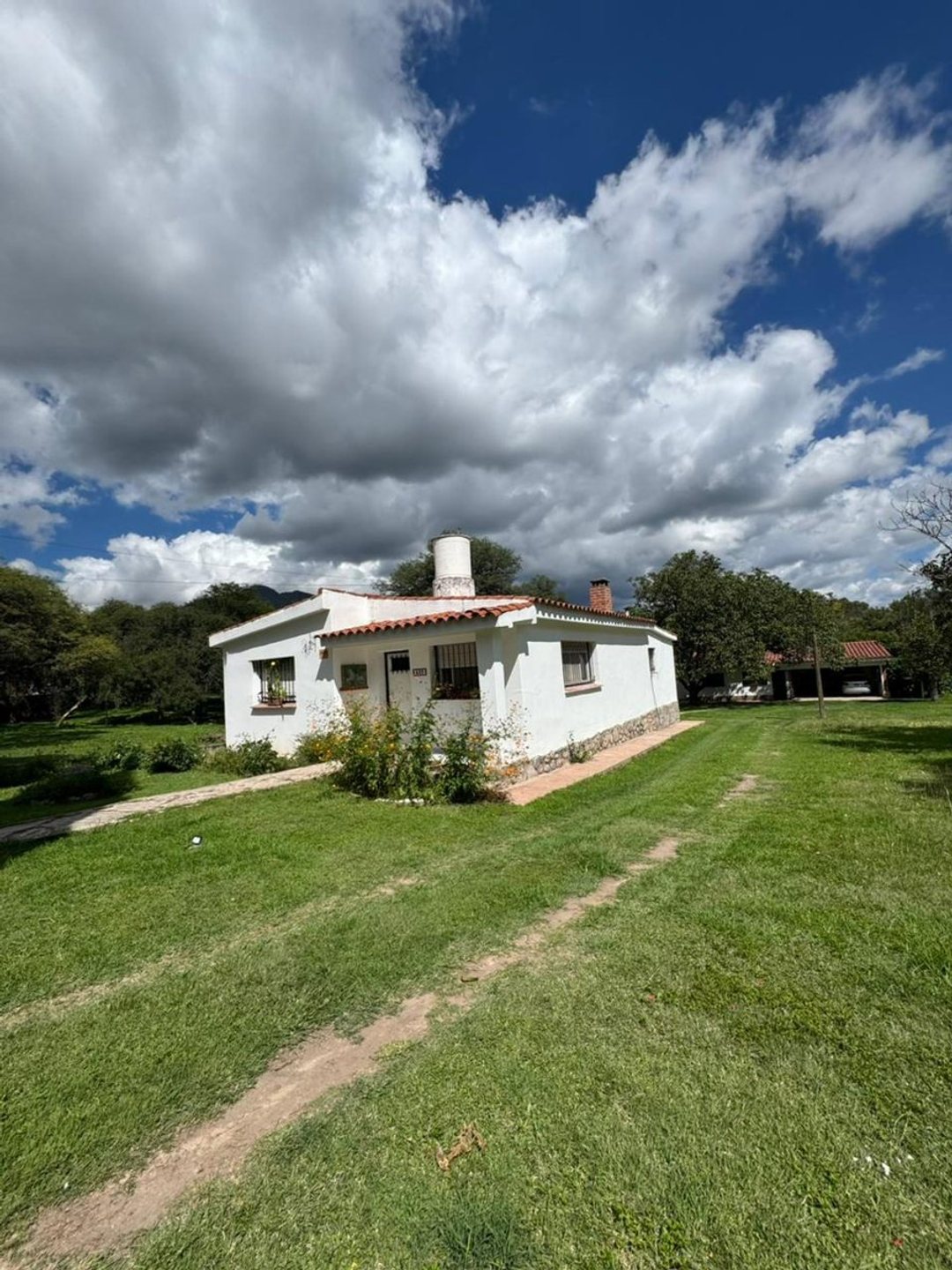 VENTA DE CASA + LOTE - CAPILLA DEL MONTE