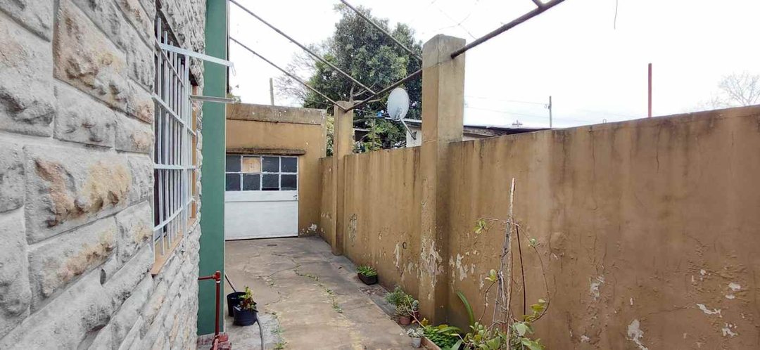 CASA DE 3 AMBIENTES CON COCHERA Y GRAN TERRENO