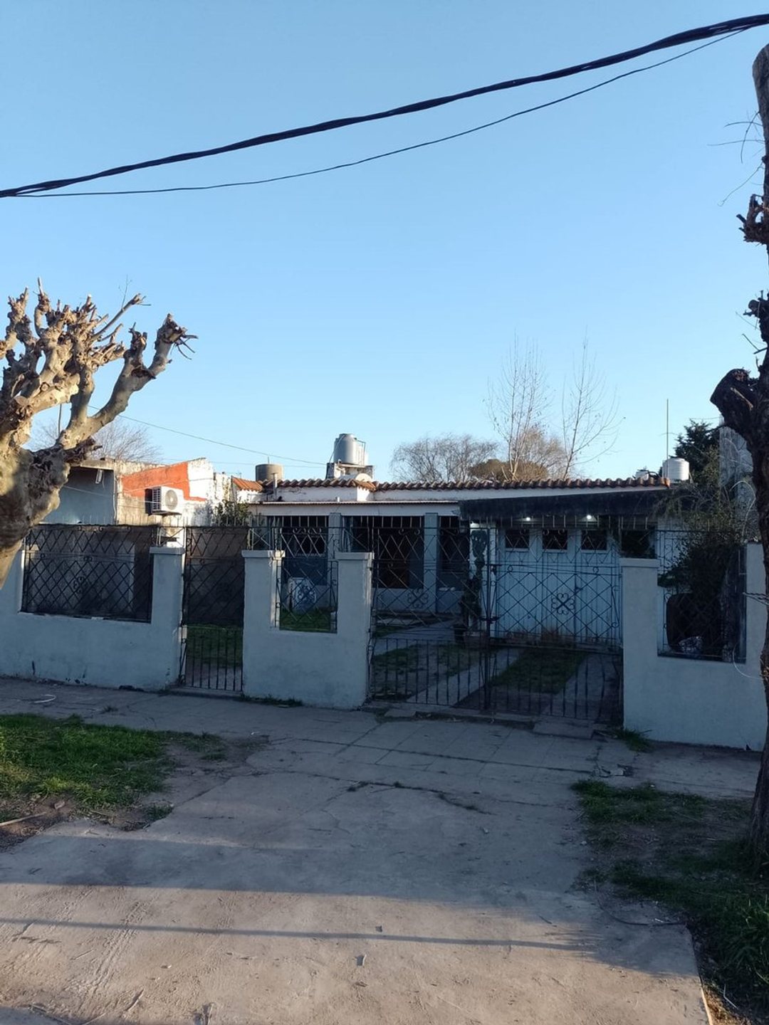 CASA CON GRAN PARQUE EN JOSE C. PAZ