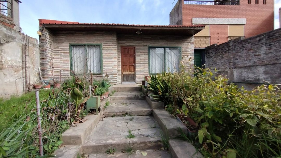 Venta casa 3 ambientes jardín y garaje en Dock Sud