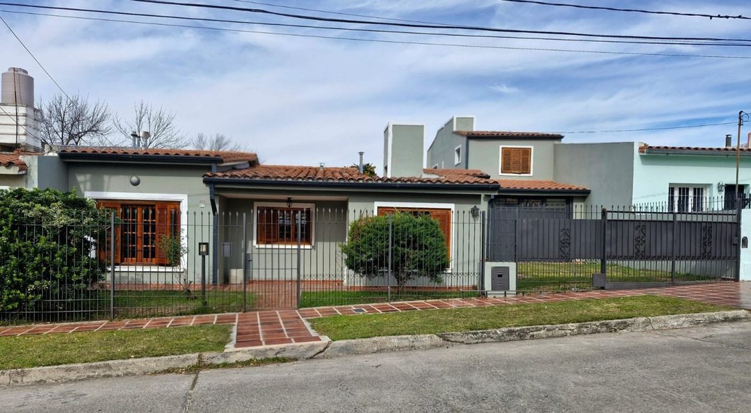 VENTA CASA 4 DORMITORIOS PILETA APTO CREDITO