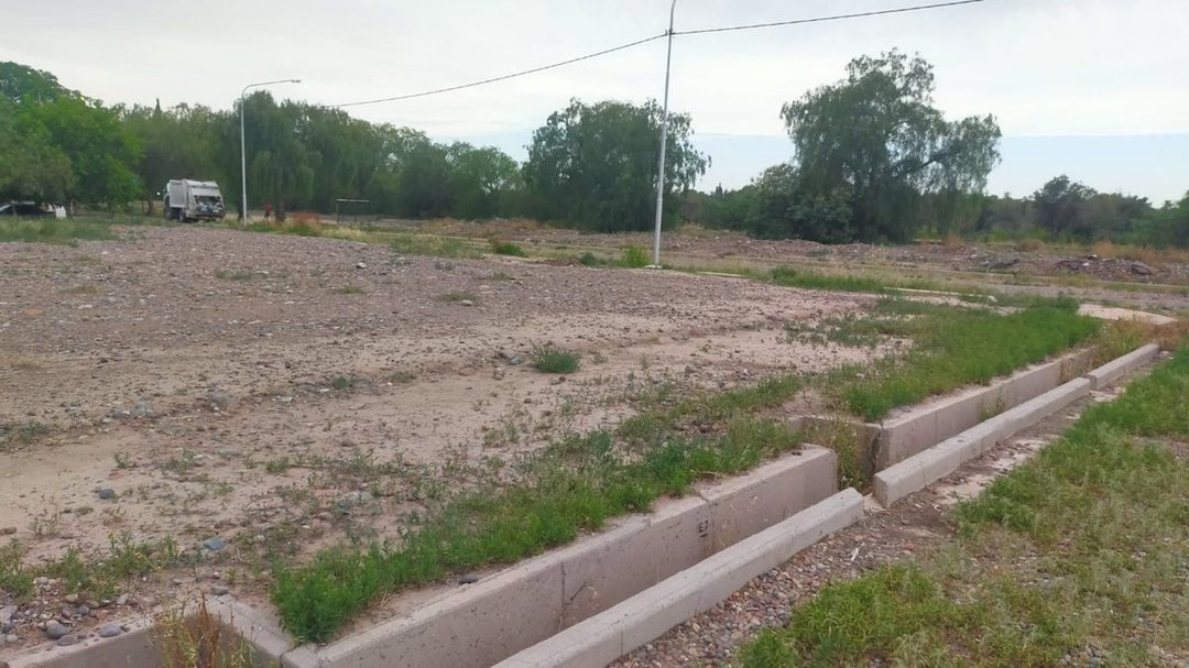 Lote esquina en Venta de 297 m2 en Russell Maipu