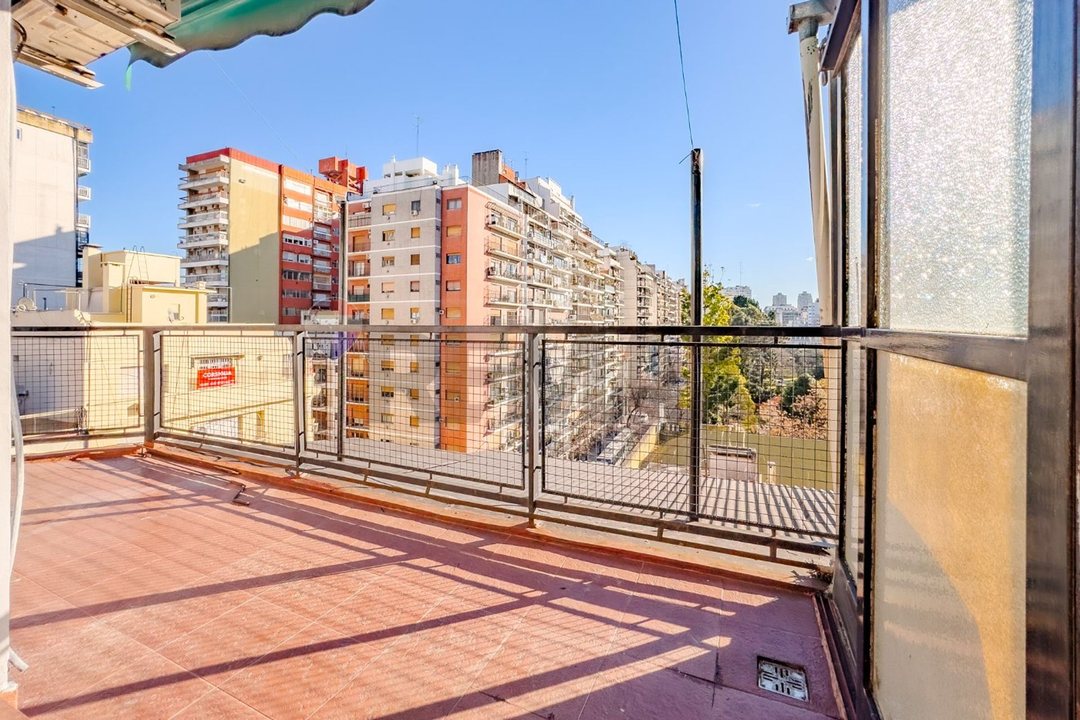 Venta semi piso 3 amb c doble balcón. Caballito