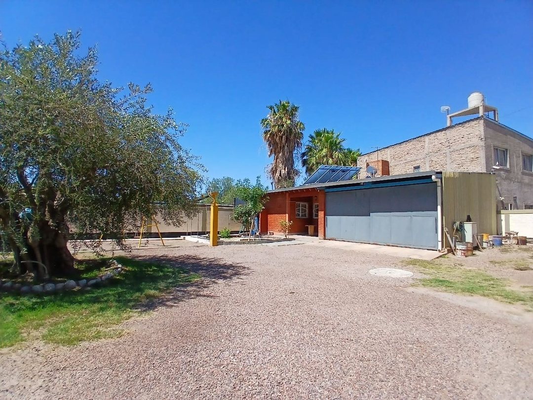 Casa con Salón + Quincho y Pileta