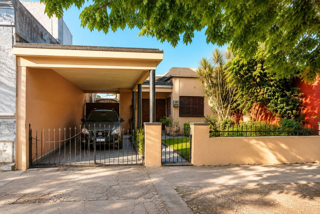 Casa 4 ambientes en venta en Ituzaingó con cochera
