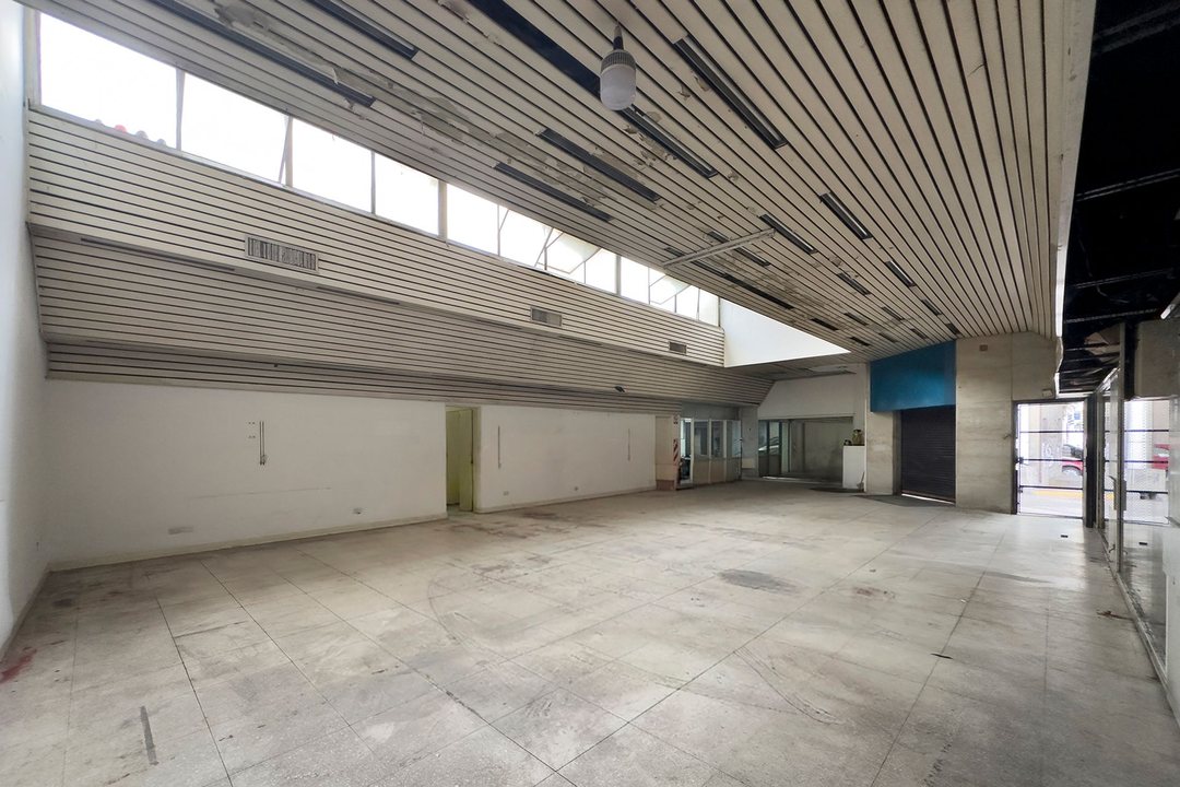 ALQUILER LOCAL COMERCIAL  EN FLORES ESQUINA