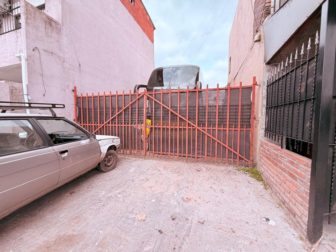 VENTA CASA EN ISIDRO CASANOVA CON AMPLIO TERRENO