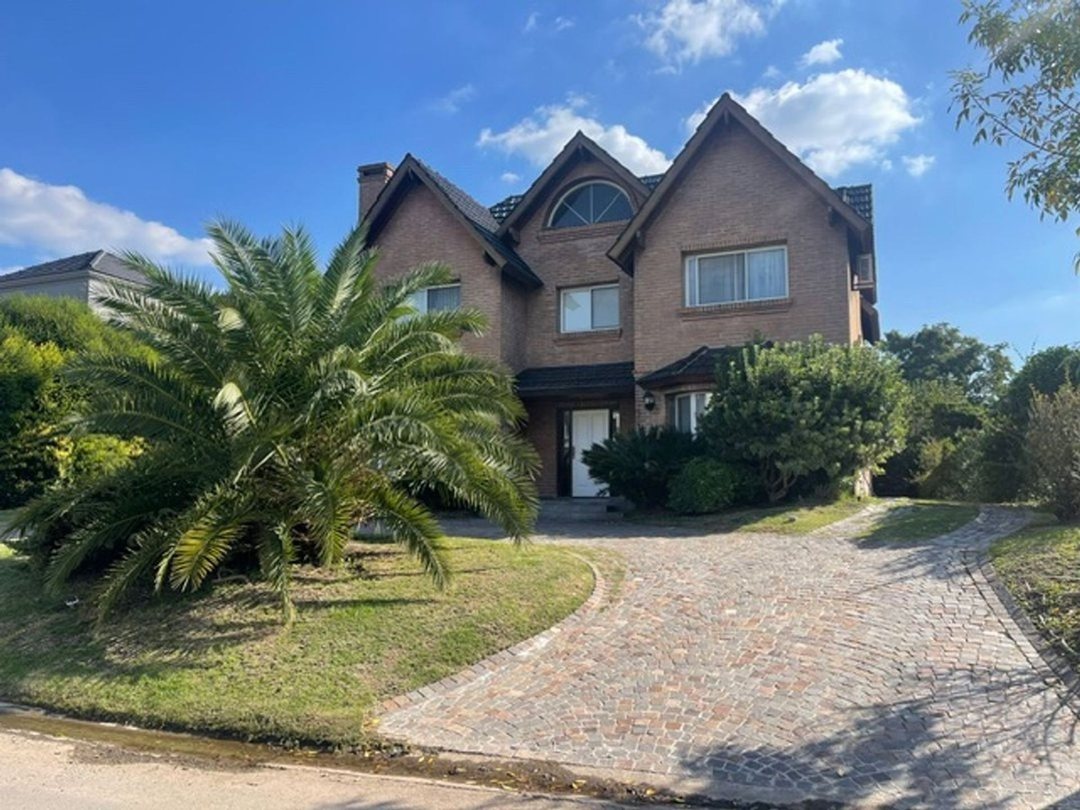 CASA EN VENTA BARRIO SETIEMBRE 6 AMBIENTES