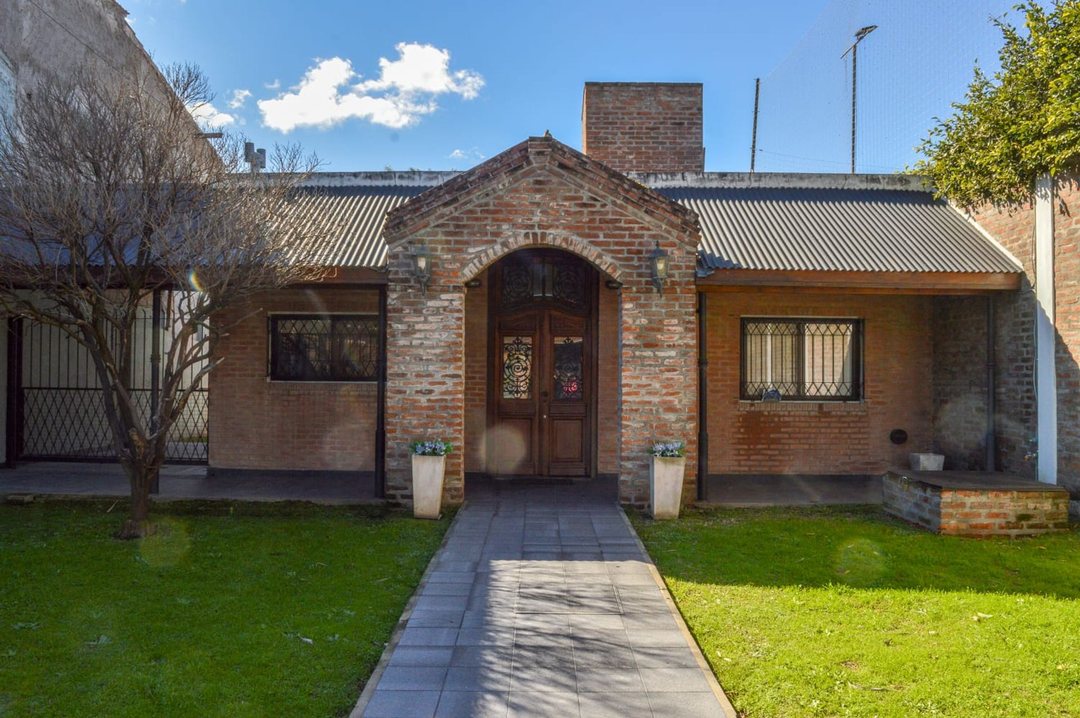 CASA EN VENTA 4 AMBIENTES CON AMPLIO FONDO ADROGUE
