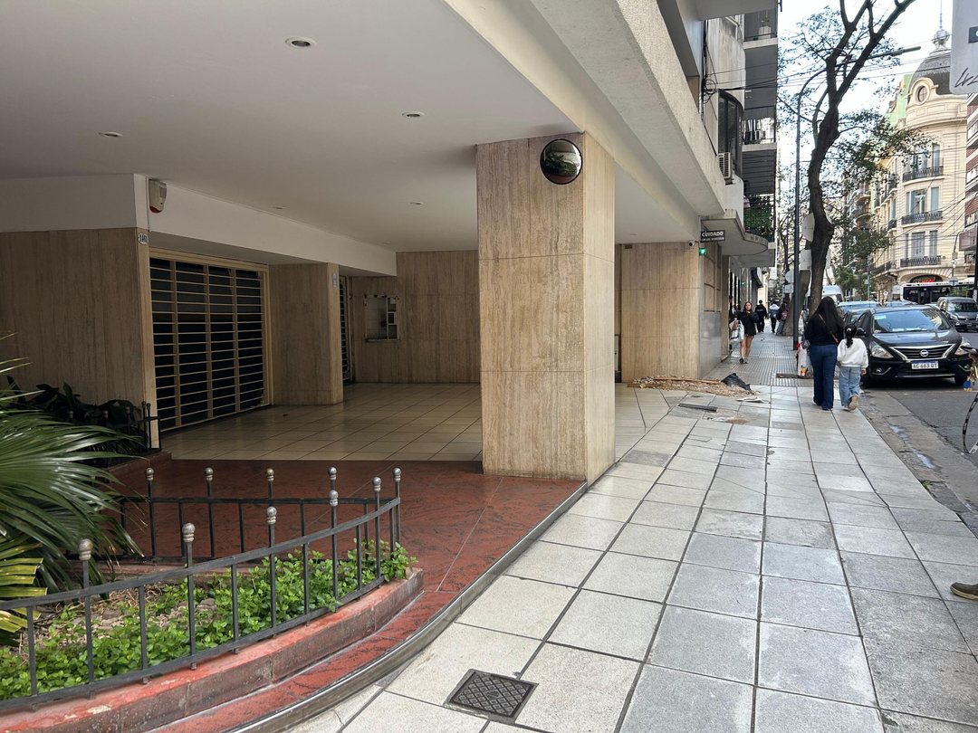 VENTA DE COCHERA FIJA EN RECOLETA – APTA SUV