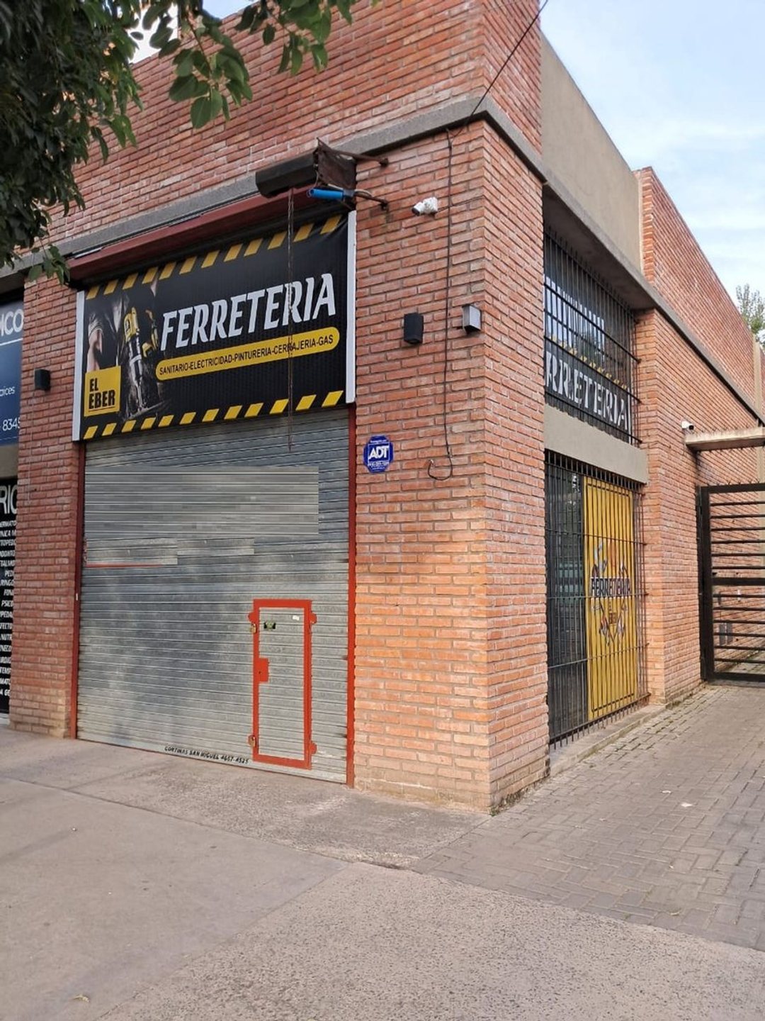 Venta Local Comercial + 2 cocheras descubiertas