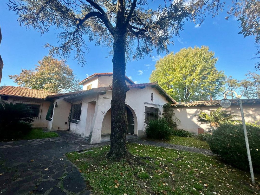 Casa en gran lote en esquina Boulogne