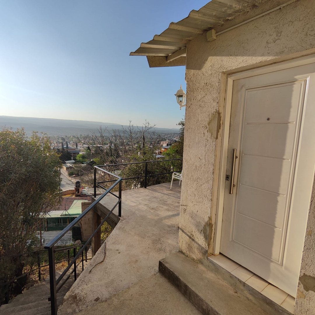VENTA CASA 1 DORM EN VILLA CARLOS PAZ CON VISTA