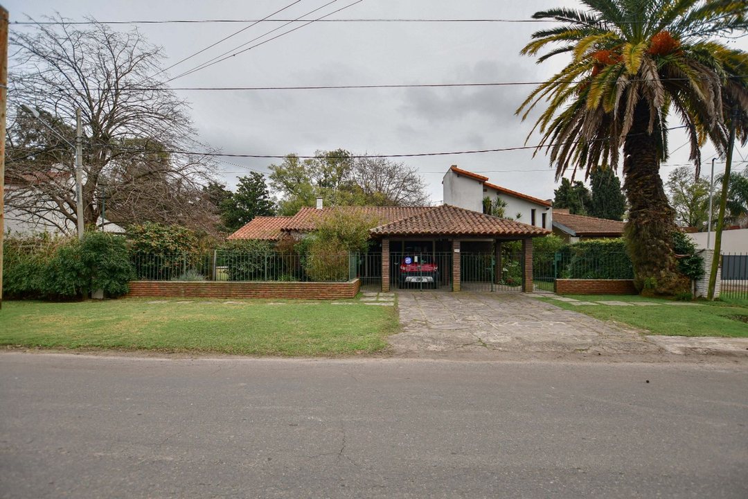 CASA EN VENTA GONNET LA PLATA CON PARQUE