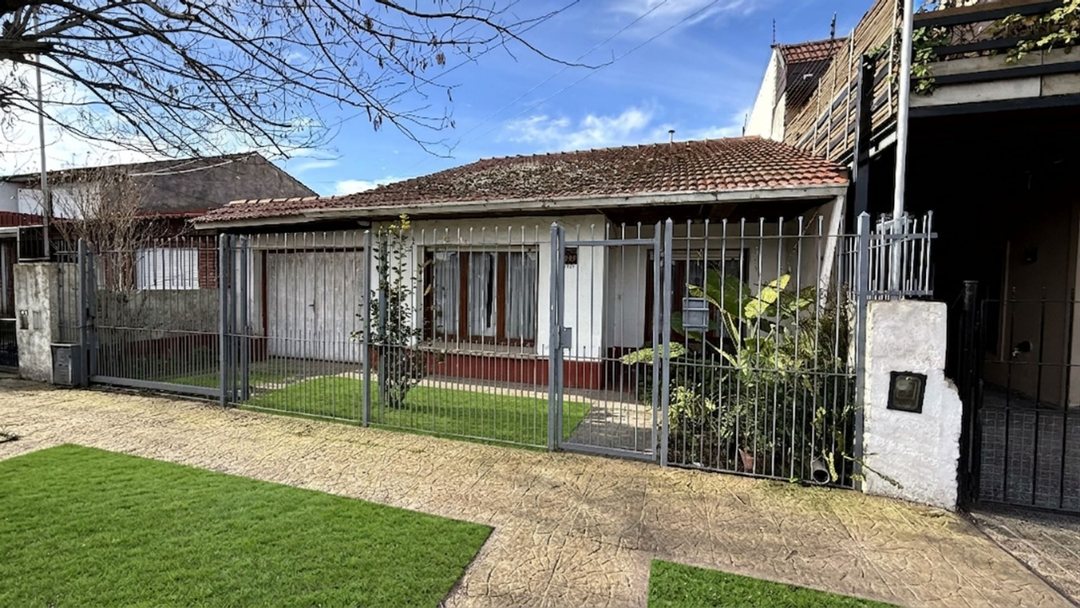 Casa de 4 amb en venta barrio El Progreso c jardín
