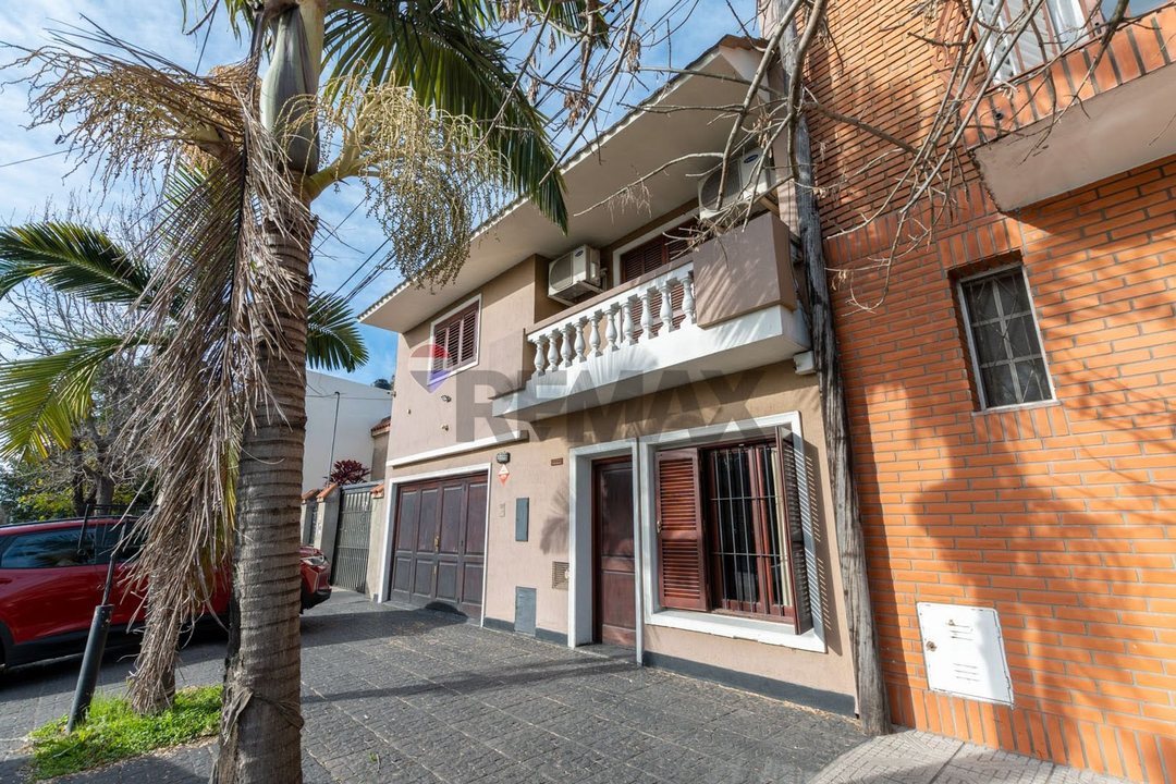 EXCELENTE CASA, QUINCHO Y PISCINA¡ B. SGTO CABRAL.
