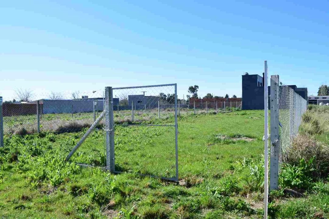TERRENO en venta de   20 x 30  en 409 y 141