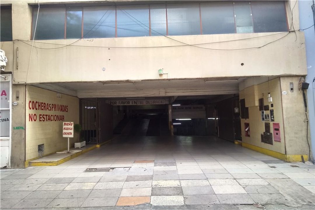 VENTA COCHERA FIJA BELGRANO EXCELENTE UBICACION