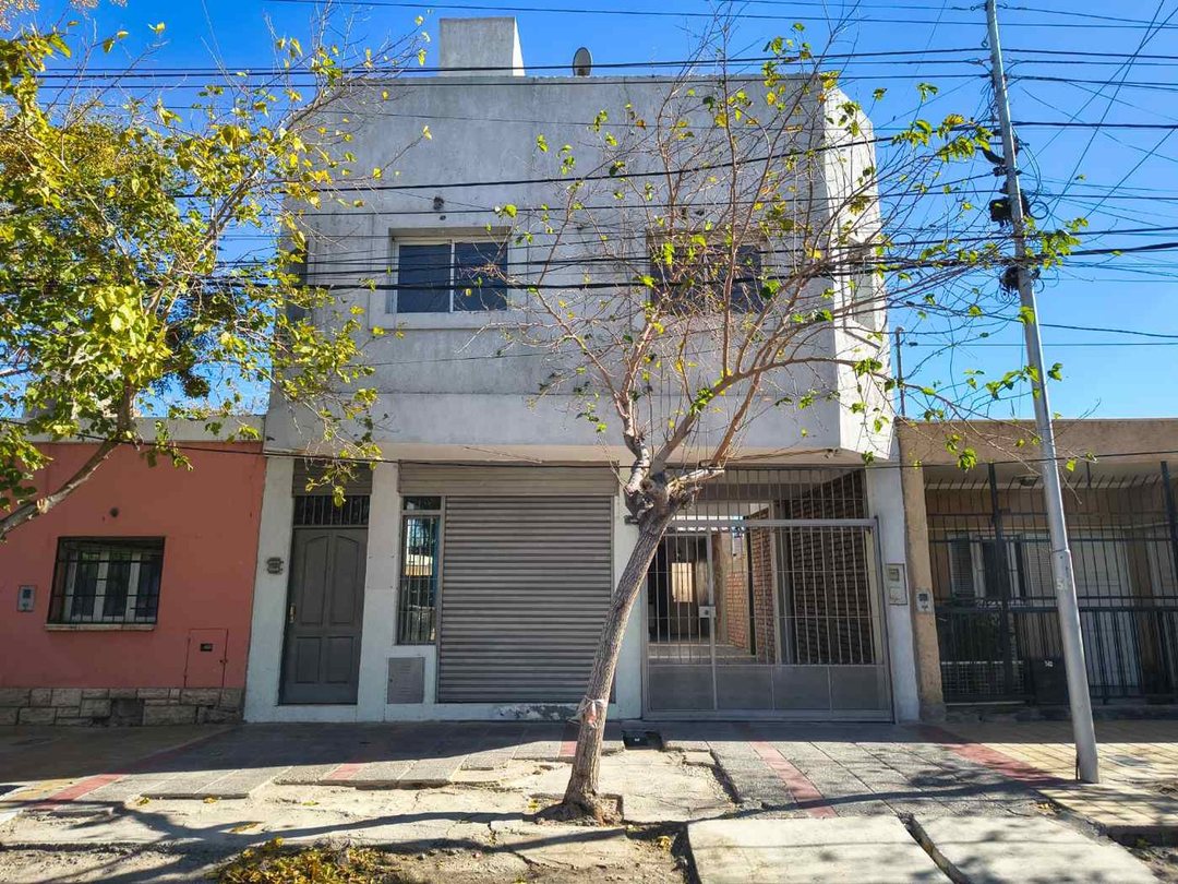 Complejo con Local Comercial, Casa y Departamentos