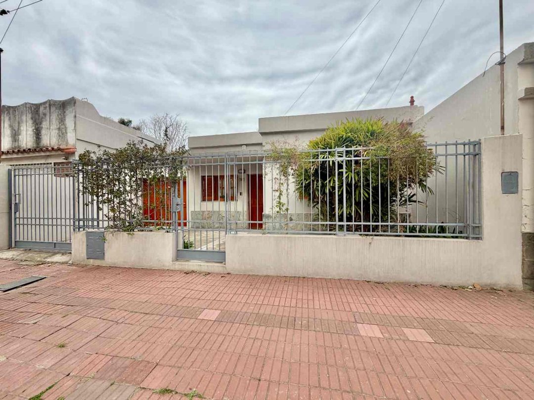 VENTA/VIVIENDA/2DORM/PATIO VERDE/PILETA/BO.ALBERDI
