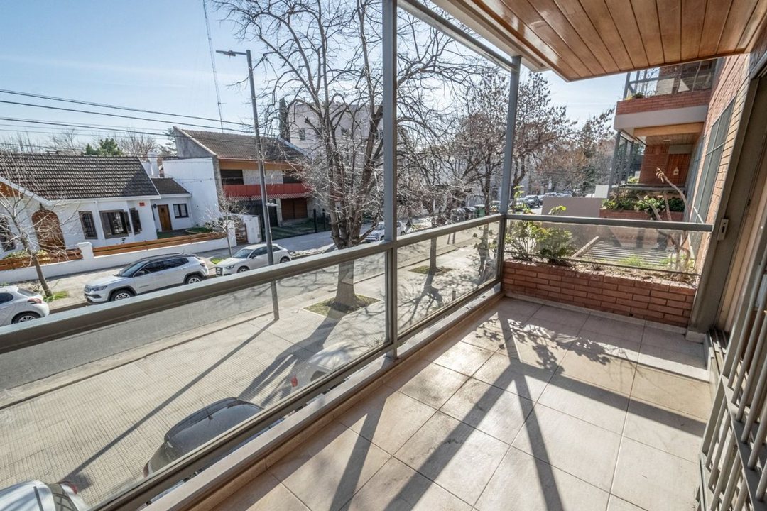 Venta , 4 ambientes con cocheras, pileta, Devoto