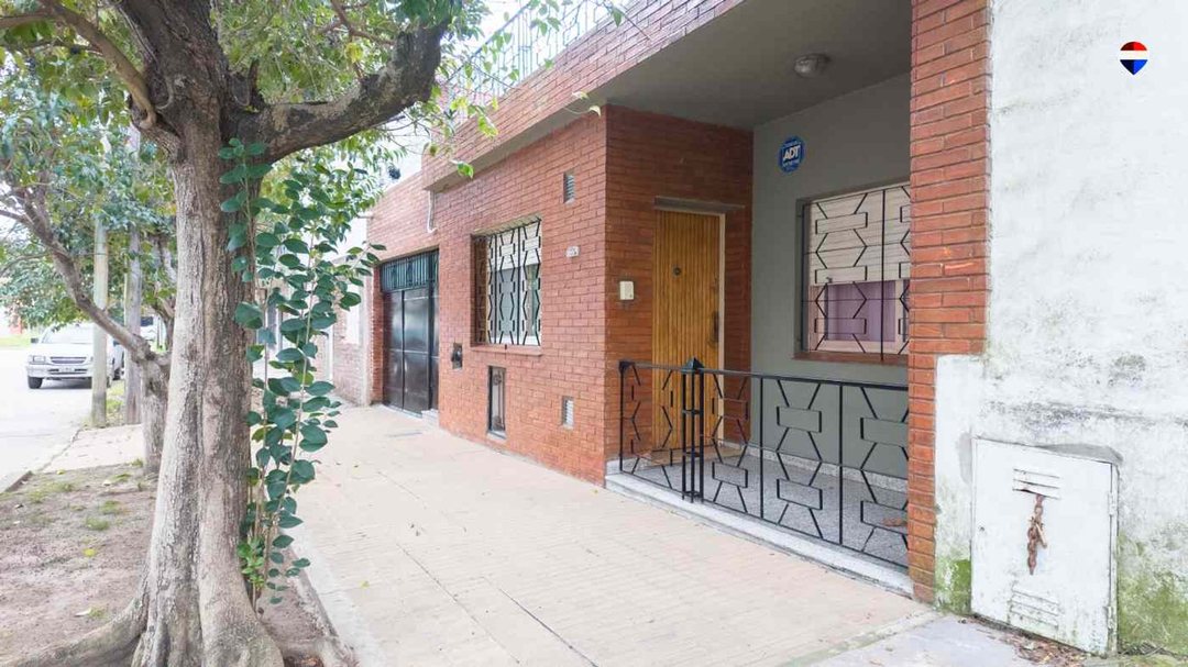 CASA EN VENTA 4 AMBIENTES WILDE CON PATIO Y GARAGE