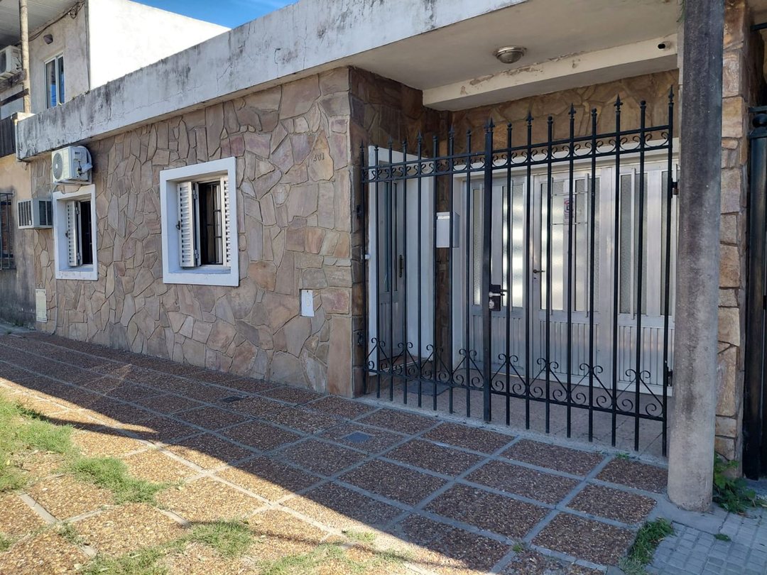Casa 3 dormitorios y patio, zona Universitario
