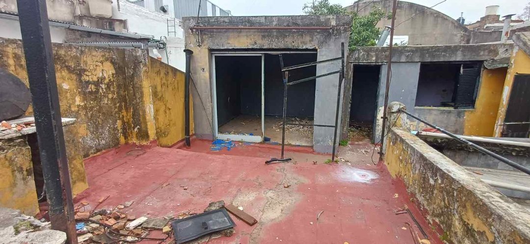 VENTA PH A REFACCIONAR 3 AMBIENTES TERRAZA FLORES
