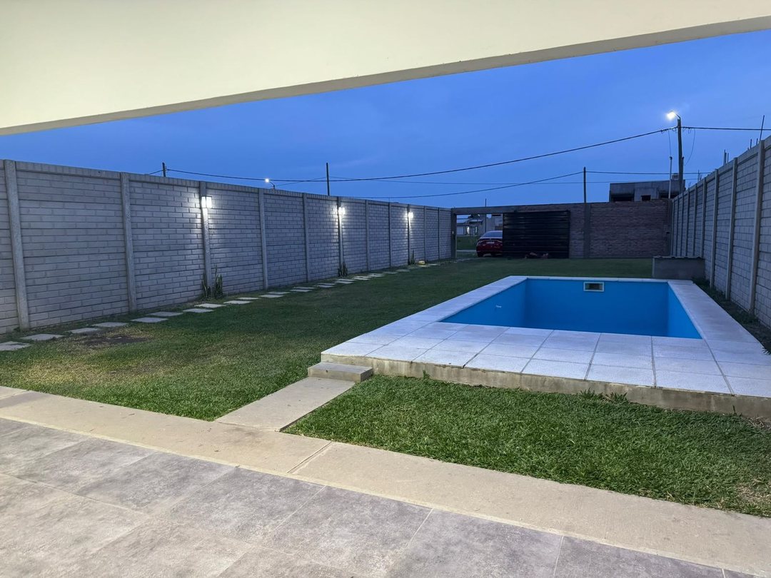 SE ALQUILA CASA 1 DORMITORIO CON PILETA