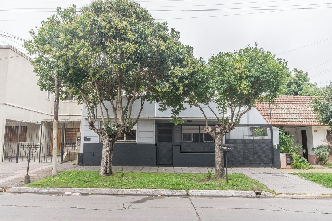 VENTA CASA 3 AMBIENTES BERNAL OESTE