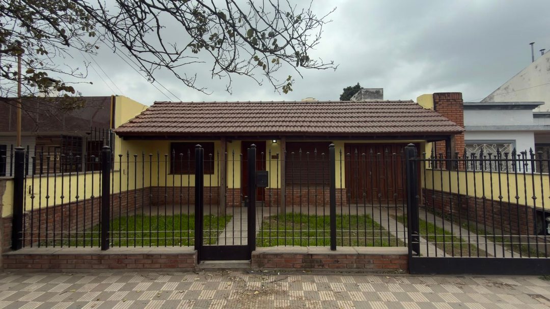 ALQUILER CASA SOBRE AVENIDA LEANDRO ALEM