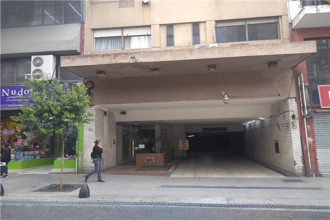 VENTA COCHERA  BARRIO DE ONCE OPORTUNIDAD