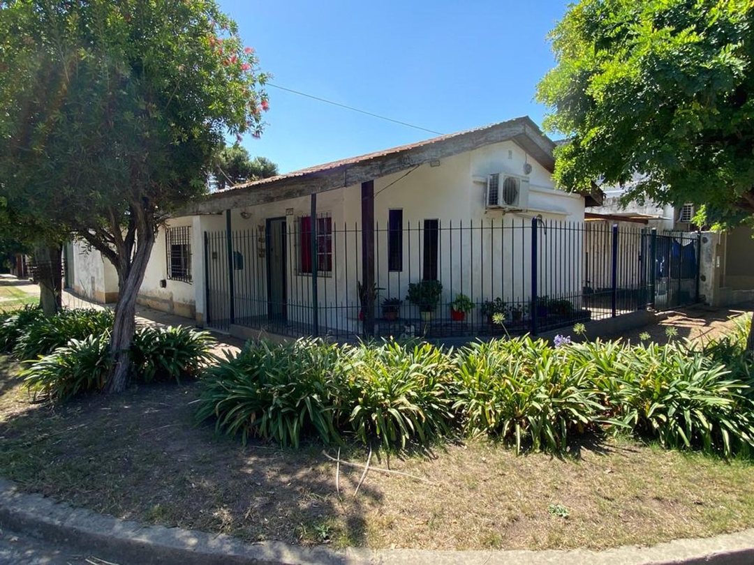 VENTA CASA 3 AMBIENTES, PARQUE, COCHERA, ITUZAINGO