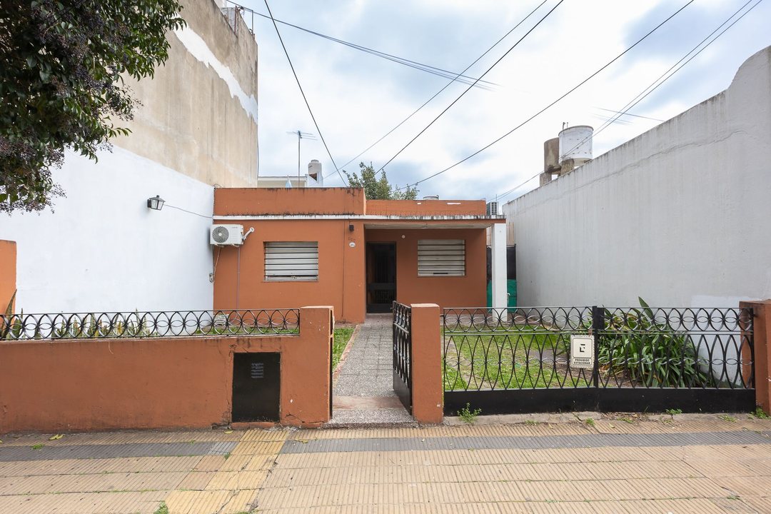 CASA EN CASEROS 3 AMB CON 250M² Lote -PERMUTA