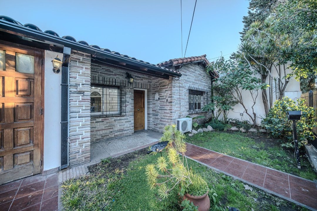 VENTA - Casa 4 Amb en HURLINGHAM Cochera y Patio