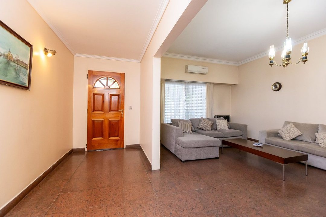 VENTA CASA EN CASEROS C/ COCHERA Y PATIO - PERMUTA