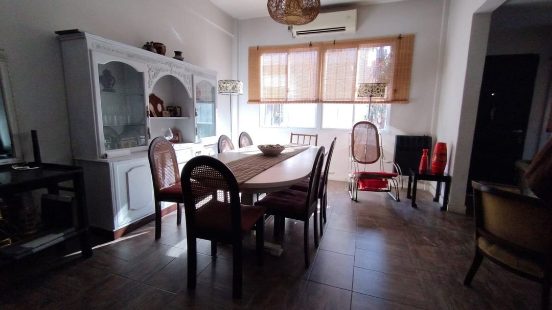 Venta casa 3 ambientes con cochera y patio Quilmes