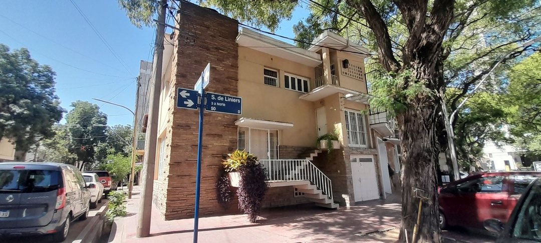 casa amplia 3 plantas en venta ciudad Mendoza