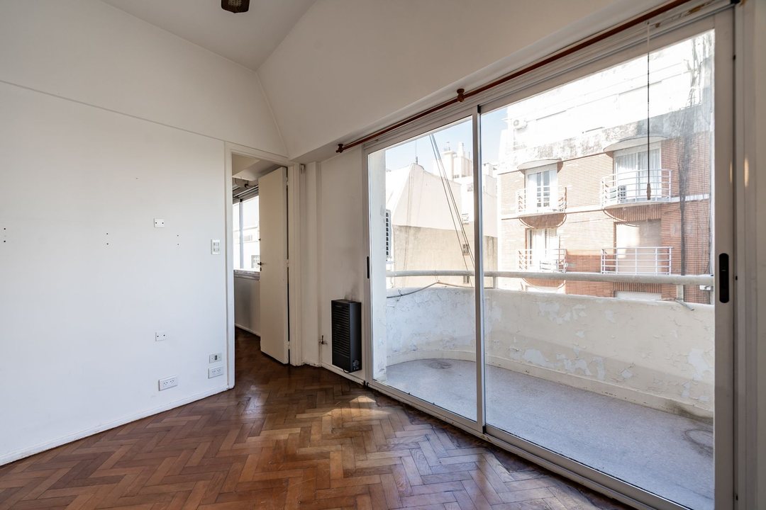 Dpto venta 2 amb, balcón. Zona Fac. Medicina.