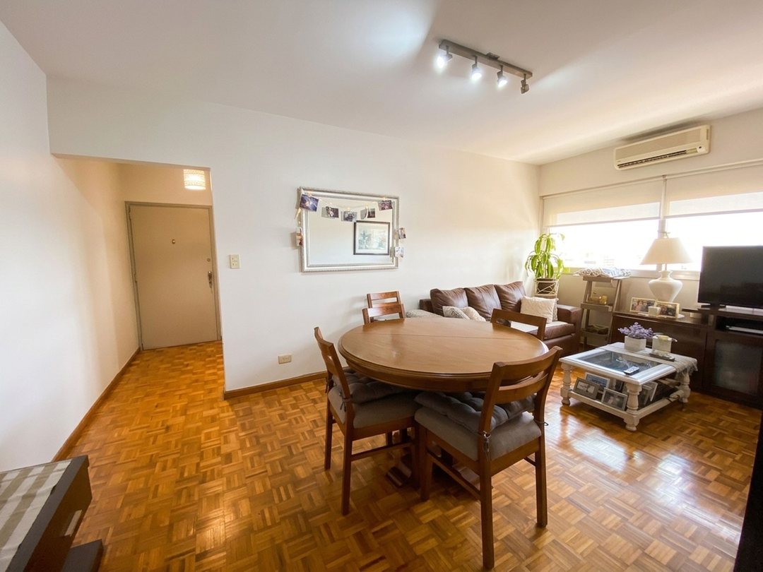 Departamento 4 amb. en venta en Flores  luminoso