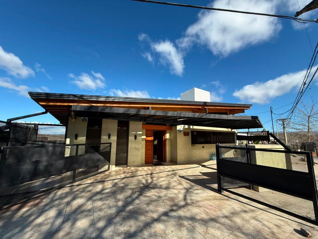 VENTA EXCLUSIVA CASA 4 DORMITORIOS EN CARLOS PAZ