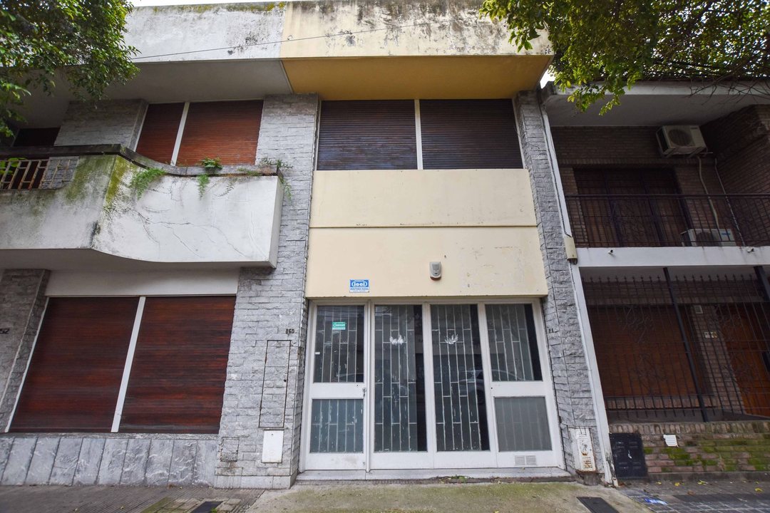 Casa 3 dormitorios  y LOCAL COMERCIAL,