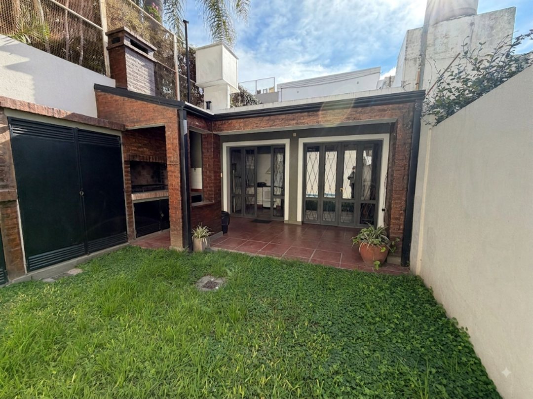SE VENDE CASA IMPECABLE EN PLENO BARRIO SUR
