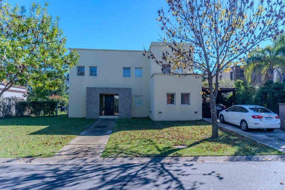 VENTA CASA DE 4 AMBIENTES. BARRIO SANTA CLARA