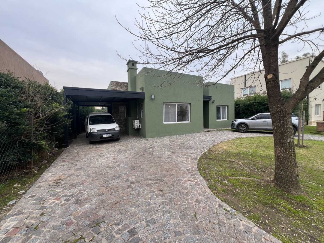Casa 4 Ambientes con Pileta en Santa Guadalupe