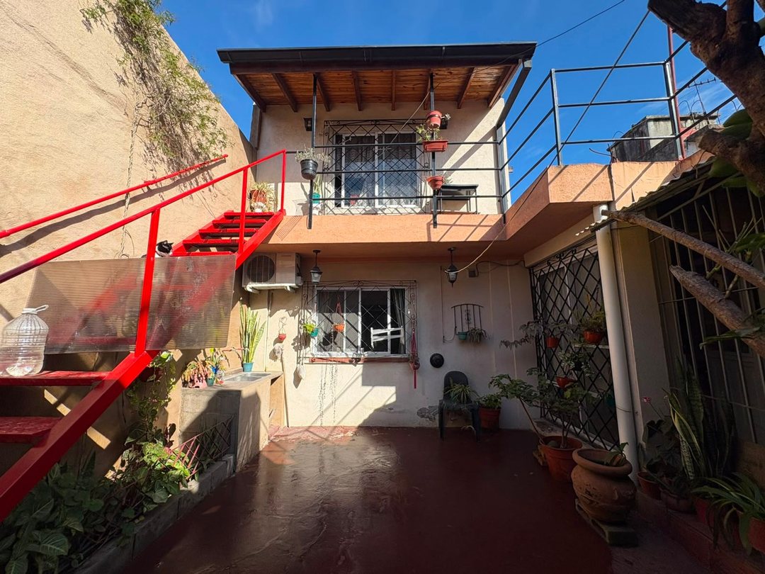 VENTA DE PH TIPO CASA 4AMB Y COCHERA  EN PIÑEYRO